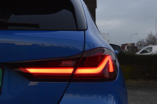 BMW 1-SERIE 118i M-Sport Rijklaarprijs-Garantie Navigatie Led Apple carplay Camera Electr Klep Trekhaak