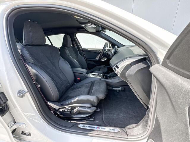 BMW 1-SERIE 120 M-Sport Pro / 19'' / Adaptieve LED koplampen / Stuurwielrandverwarming / Stoelverwarming / Comfort Acces / Getinte ramen