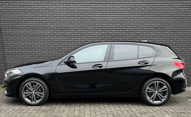 BMW 1-SERIE 118i Executive Sport Line Automaat / Live Cockpit Professional / Shadow Line / 17 Inch / LED / Sportstoelen / Parkeersensoren voor+achter