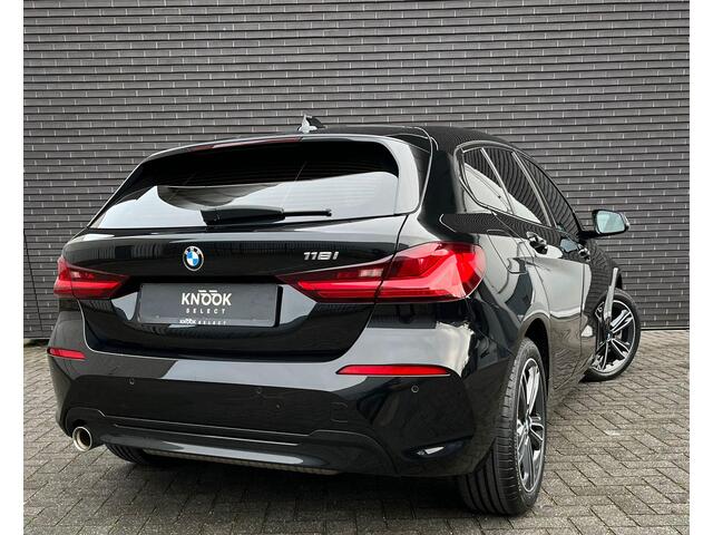 BMW 1-SERIE 118i Executive Sport Line Automaat / Live Cockpit Professional / Shadow Line / 17 Inch / LED / Sportstoelen / Parkeersensoren voor+achter