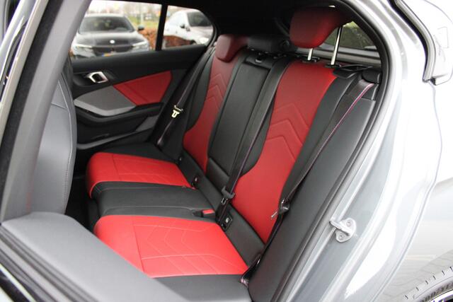 BMW 1-SERIE M135 xDrive High Executive M Sport Automaat / Panoramadak / M Sportstoelen / M Adaptief onderstel / Adaptieve LED / Parking Assistant Plus / Head-Up / Harman-Kardon