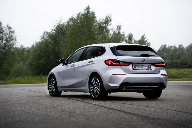 BMW 1-SERIE 118i Business Edition NAP Sportstoelen Leder/stof Led koplampen Apple Carplay PDC v+A