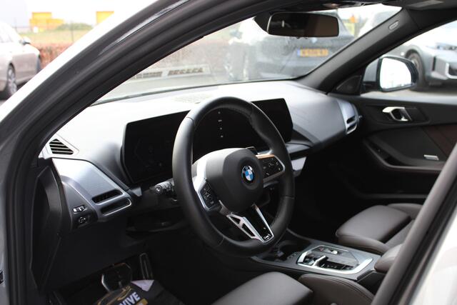 BMW 1-SERIE 120 M Sport Automaat / Panoramadak / Sportstoelen / Adaptieve LED / M Adaptief onderstel / Comfort Access / Achteruitrijcamera