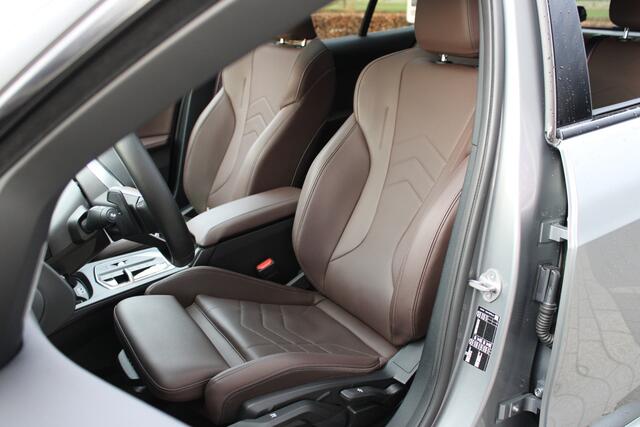 BMW 1-SERIE 120 M Sport Automaat / Panoramadak / Sportstoelen / Adaptieve LED / M Adaptief onderstel / Comfort Access / Achteruitrijcamera