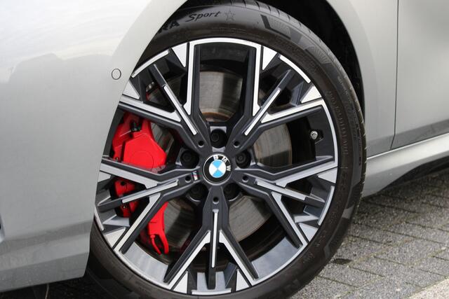 BMW 1-SERIE 120 M Sport Automaat / Panoramadak / Sportstoelen / Adaptieve LED / M Adaptief onderstel / Comfort Access / Achteruitrijcamera