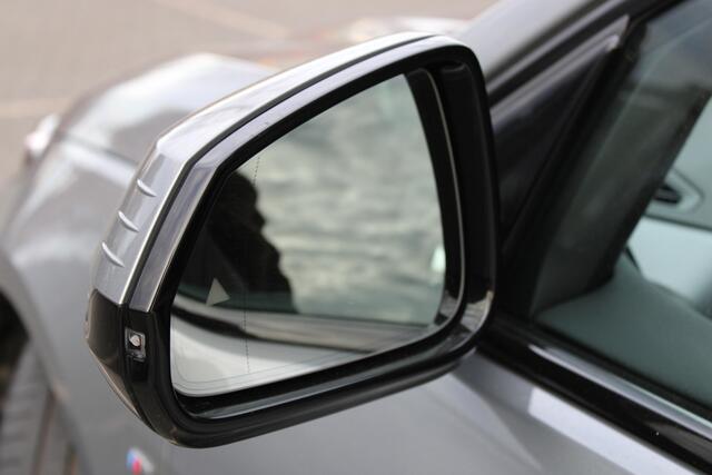 BMW 1-SERIE 120 M Sport Automaat / Panoramadak / Sportstoelen / Adaptieve LED / M Adaptief onderstel / Comfort Access / Achteruitrijcamera