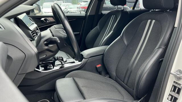 BMW 1-SERIE 118i High Exec | Navi | Cruise | Stoelverwarming