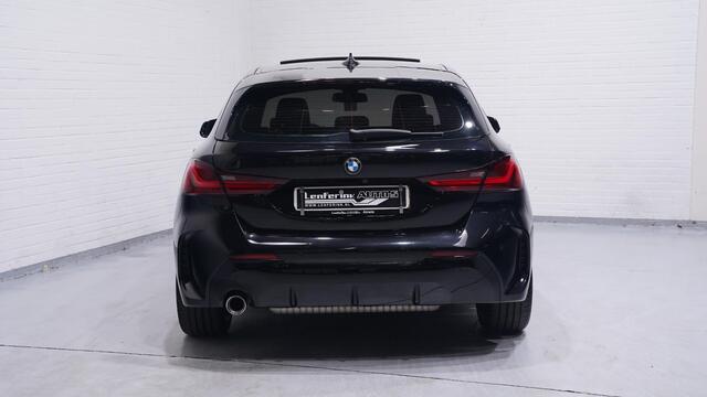 BMW 1-SERIE 118i M Sport Panoramadak Apple Carplay Camera PDC v+a Ambienteverlichting Led koplampen