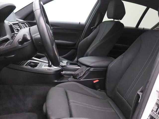 BMW 1-SERIE 118i Executive 136PK Aut8 Trekhaak, Achteruitrijcamera, Alarm, Clima, Navi, 17" LM velgen, Cruise Controle, Full LED Koplampen