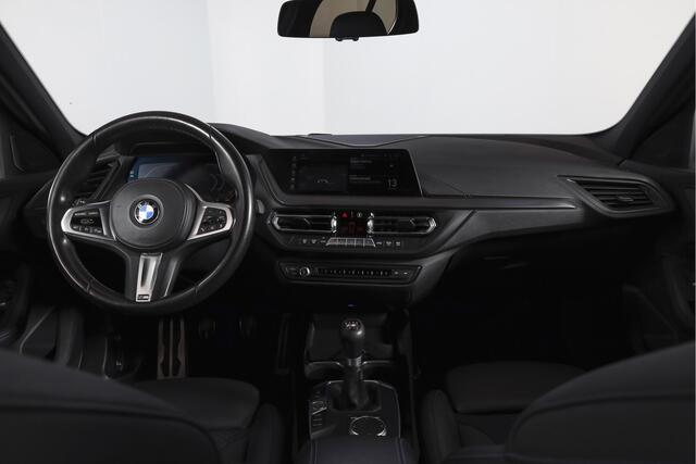 BMW 1-SERIE 118i 140 PK High Executive M Sport | Dig. Cockpit | Cruise | PDC | ECC | NAV + App. Connect | ECC | DAB | LM 18" |