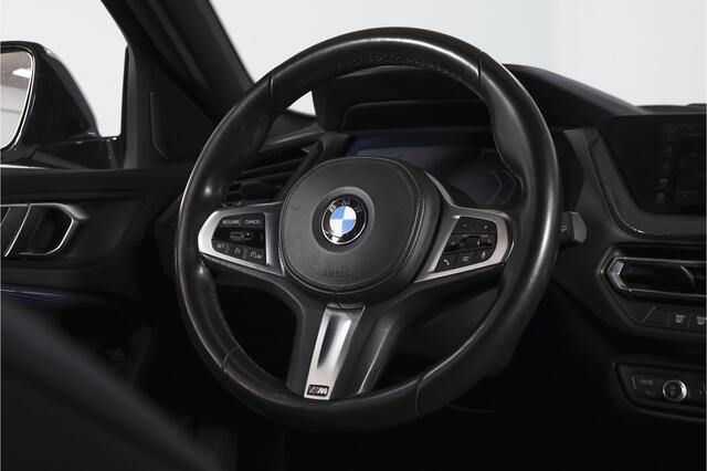 BMW 1-SERIE 118i 140 PK High Executive M Sport | Dig. Cockpit | Cruise | PDC | ECC | NAV + App. Connect | ECC | DAB | LM 18" |