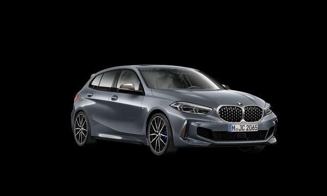 BMW 1-SERIE M135i xDrive | Live Cockpit | Panorama | Schaalstoelen | Memory | H&K | Head-Up | 19"LM | Storm Bay Metallic