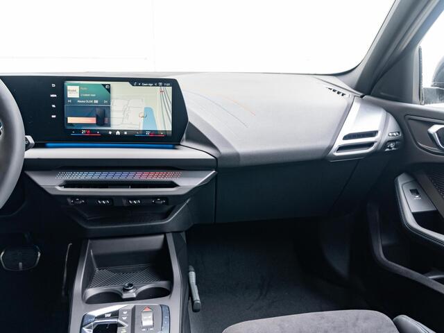 BMW 1-SERIE 120 | M Sportpakket | Premium Pack | Stuurwielrand verwarmd | Comfort Access | Achteruitrijcamera | Stoelverwarming | 18''