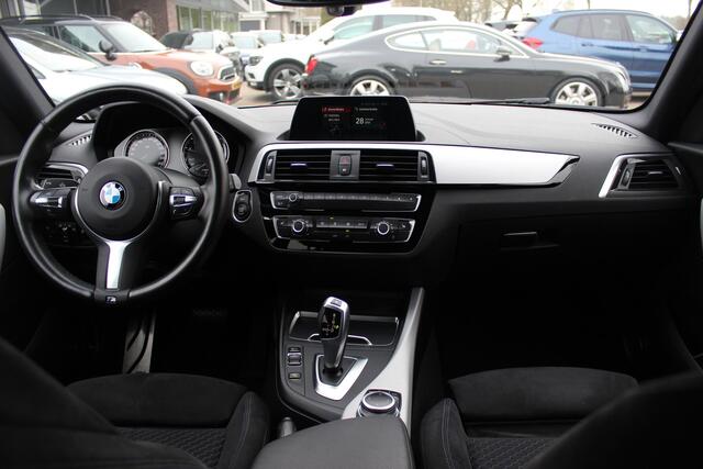 BMW 1-SERIE 118i Edition M Sport Shadow High Executive / Alcantara / Navigatie / Parkeerhulp V+A / 18'' / Stoelverwarming / Cruise Control