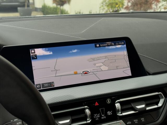 BMW 1-SERIE 118i AUT7 M-SPORT HIGH EXECUTIVE PANODAK LEDER NAVI CAMERA DIGI-DASH APPLE-CARPLAY LED LMV PDC