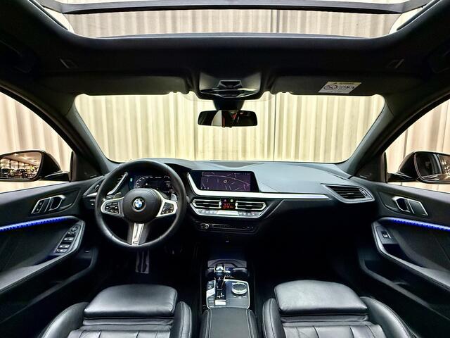 BMW 1-SERIE M135i xDrive *Panoramadak* Head-Up / Adaptive Cruise / Harman/Kardon / Keyless / Lederen Kuipstoelen / Carplay / Camera / 19'' LMV