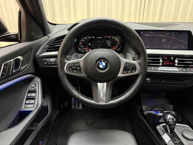 BMW 1-SERIE M135i xDrive *Panoramadak* Head-Up / Adaptive Cruise / Harman/Kardon / Keyless / Lederen Kuipstoelen / Carplay / Camera / 19'' LMV
