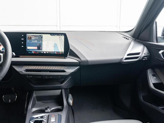 BMW 1-SERIE 120 | M Sportpakket Pro | Premium Pack | Stuurwielrand verwarmd | Comfort Access | Achteruitrijcamera | Panoramadak | Driving Assistant Plus