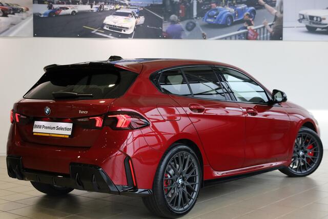 BMW 1-SERIE 120 M Sport Pro | Driving Assistant Plus | Harman Kardon | 19" | Stoel & Stuurwielverwarming