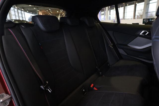 BMW 1-SERIE 120 M Sport Pro | Driving Assistant Plus | Harman Kardon | 19" | Stoel & Stuurwielverwarming