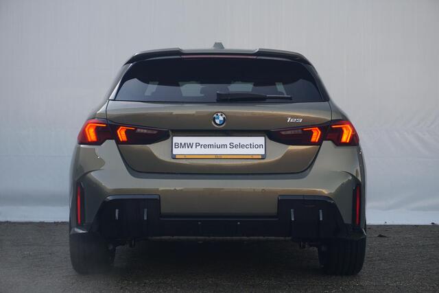 BMW 1-SERIE 123 xDrive M Sportpakket Pro 19'' / Panoramadak / Elektrisch verstelbare stoelen / Harman Kardon