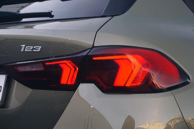 BMW 1-SERIE 123 xDrive M Sportpakket Pro 19'' / Panoramadak / Elektrisch verstelbare stoelen / Harman Kardon