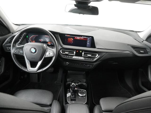 BMW 1-SERIE 118i High Executive Edition | Leder | Stoelverwarming | Camera | Active Cruise Control | Navigatie | Luxury Line