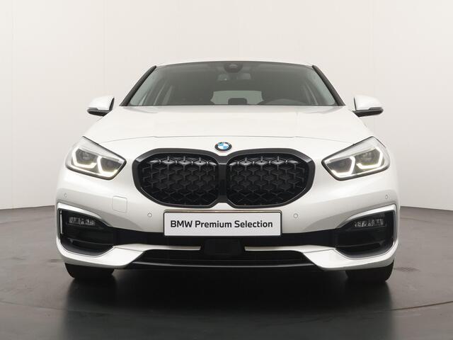 BMW 1-SERIE 118i High Executive Edition | Leder | Stoelverwarming | Camera | Active Cruise Control | Navigatie | Luxury Line