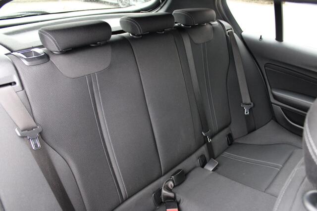 BMW 1-SERIE 118i Executive Sport Line Automaat / Sportstoelen / LED / Cruise Control / PDC