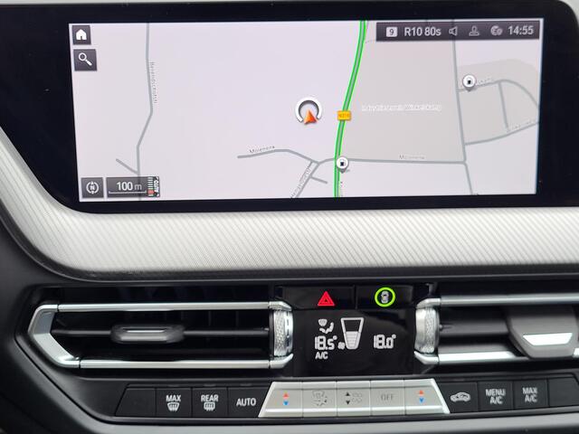 BMW 1-SERIE 118i Automaat / Dealer Onderhouden / M-Sport / Navigatie / Schuif- en Kantel Dak / Harman Kardon / Sportstoelen / Achteruitrijcamera / Head- up display / Apple Carplay & Android Auto /
