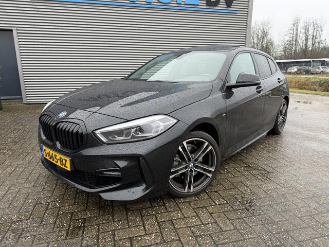 BMW 1-SERIE 118i M Sport Leder Panoramadak Adaptieve Led Keyless Entry HiFi-speakersysteem Carplay Achteruitrijcamera 18 Inch BMW Service Inclusive pakket t/m 24-01-2028 / 100.000 KM