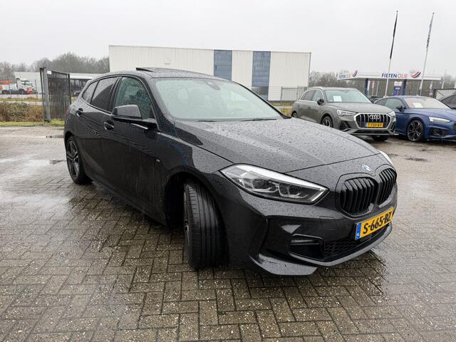 BMW 1-SERIE 118i M Sport Leder Panoramadak Adaptieve Led Keyless Entry HiFi-speakersysteem Carplay Achteruitrijcamera 18 Inch BMW Service Inclusive pakket t/m 24-01-2028 / 100.000 KM