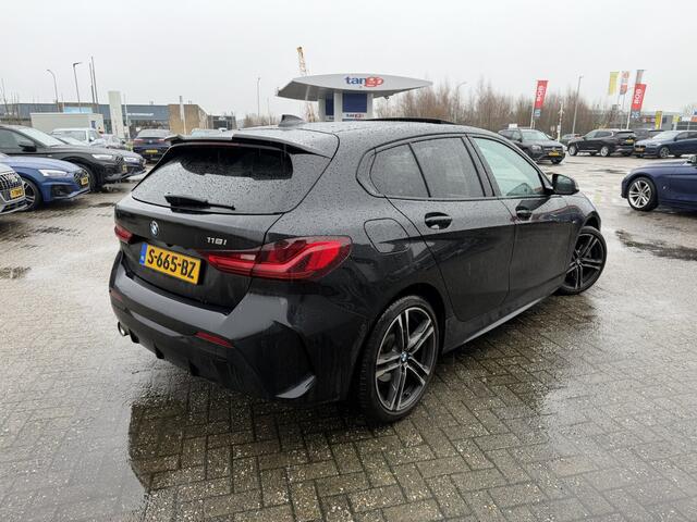 BMW 1-SERIE 118i M Sport Leder Panoramadak Adaptieve Led Keyless Entry HiFi-speakersysteem Carplay Achteruitrijcamera 18 Inch BMW Service Inclusive pakket t/m 24-01-2028 / 100.000 KM