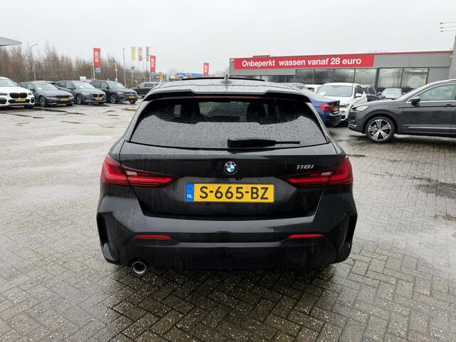 BMW 1-SERIE 118i M Sport Leder Panoramadak Adaptieve Led Keyless Entry HiFi-speakersysteem Carplay Achteruitrijcamera 18 Inch BMW Service Inclusive pakket t/m 24-01-2028 / 100.000 KM