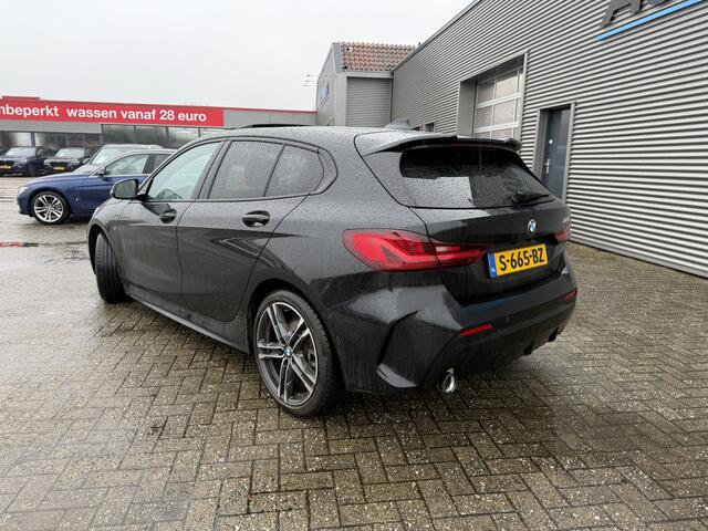BMW 1-SERIE 118i M Sport Leder Panoramadak Adaptieve Led Keyless Entry HiFi-speakersysteem Carplay Achteruitrijcamera 18 Inch BMW Service Inclusive pakket t/m 24-01-2028 / 100.000 KM