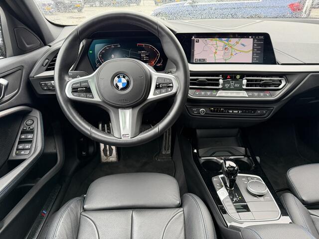 BMW 1-SERIE 118i M Sport Leder Panoramadak Adaptieve Led Keyless Entry HiFi-speakersysteem Carplay Achteruitrijcamera 18 Inch BMW Service Inclusive pakket t/m 24-01-2028 / 100.000 KM