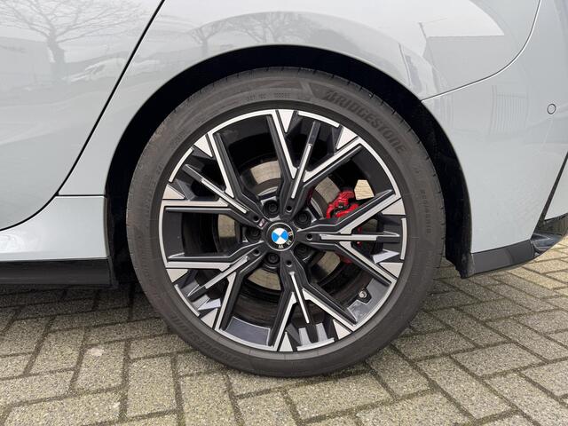 BMW 1-SERIE 120 M Sport Pro / Panoramadak / Head Up / Live Cockpit professional / Comforttoegang / Adaptief M-onderstel / Sportstoel / 360 Camera / Driving Assistant /