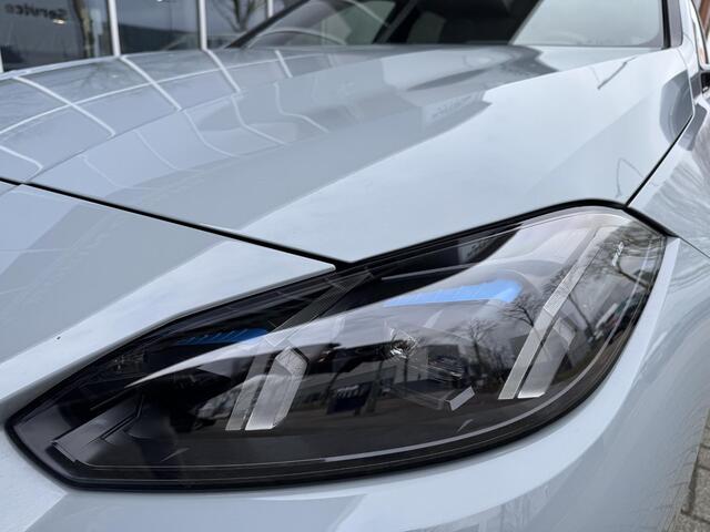 BMW 1-SERIE 120 M Sport Pro / Panoramadak / Head Up / Live Cockpit professional / Comforttoegang / Adaptief M-onderstel / Sportstoel / 360 Camera / Driving Assistant /