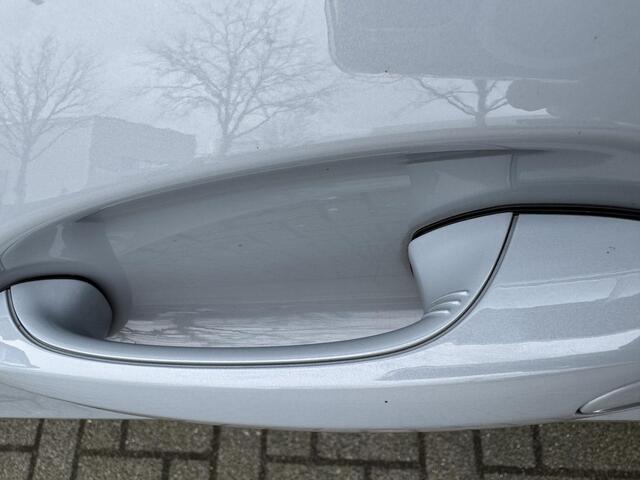 BMW 1-SERIE 120 M Sport Pro / Panoramadak / Head Up / Live Cockpit professional / Comforttoegang / Adaptief M-onderstel / Sportstoel / 360 Camera / Driving Assistant /