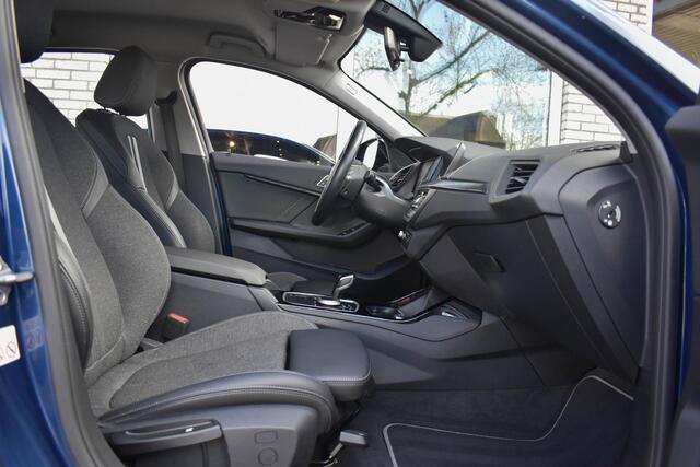 BMW 1-SERIE 118i Business Edition Trekhaak Sportstoelen Digitale Cockpit Carplay