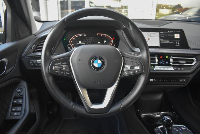 BMW 1-SERIE 118i Business Edition Trekhaak Sportstoelen Digitale Cockpit Carplay
