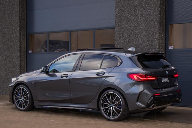 BMW 1-SERIE M135i xDrive | Pano | Shadow-Line | LED Projector | Live Cockpit | HUD | Carplay | Sfeer | Active Guard Plus | Camera | Draadloos Laden | 19 Inch M-Sport | Keyless | 1 Eigenaar | Dealer Onderhouden | BTW | Garantie