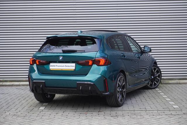 BMW 1-SERIE 120 M Sportpakket Pro | Stuurwielrand verwarmd | BMW Iconic Glow nierengrille | Harman-Kardon sound system | Glazen panoramadak | Driving Assistant