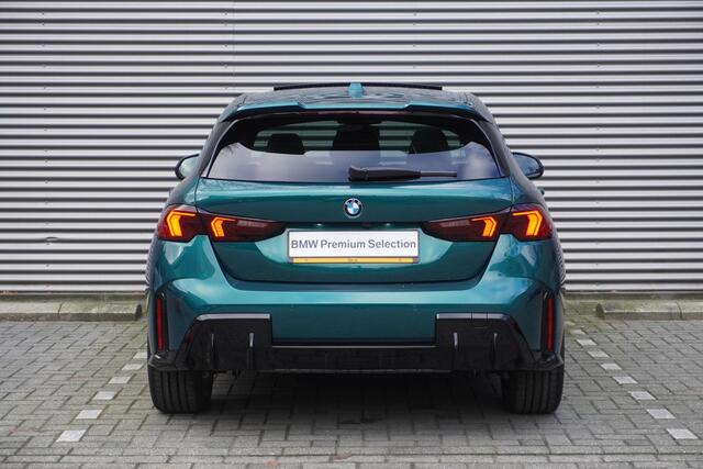 BMW 1-SERIE 120 M Sportpakket Pro | Stuurwielrand verwarmd | BMW Iconic Glow nierengrille | Harman-Kardon sound system | Glazen panoramadak | Driving Assistant