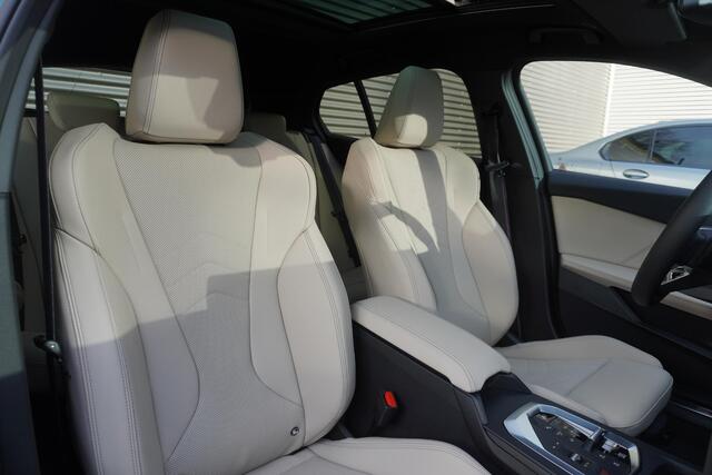 BMW 1-SERIE 120 M Sportpakket Pro | Stuurwielrand verwarmd | BMW Iconic Glow nierengrille | Harman-Kardon sound system | Glazen panoramadak | Driving Assistant