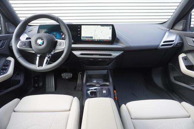 BMW 1-SERIE 120 M Sportpakket Pro | Stuurwielrand verwarmd | BMW Iconic Glow nierengrille | Harman-Kardon sound system | Glazen panoramadak | Driving Assistant