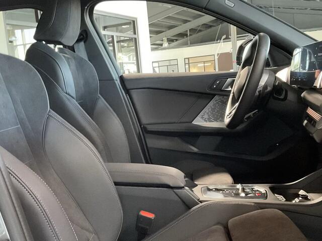 BMW 1-SERIE 120 M-SPORT ** LED, TREKH, PANORAMA, 19-inch LMV, ACC, M-ONDERST, EL. A-KLEP ** 1e EIG - Ex BMW-AG ** ** INFORMEER OOK NAAR ONZE AANTREKKELIJKE FINANCIAL-LEASE TARIEVEN **