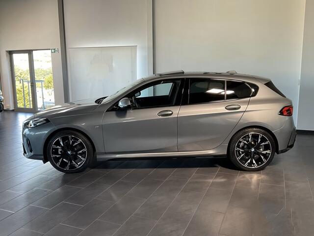 BMW 1-SERIE 120 M-SPORT ** LED, TREKH, PANORAMA, 19-inch LMV, ACC, M-ONDERST, EL. A-KLEP ** 1e EIG - Ex BMW-AG ** ** INFORMEER OOK NAAR ONZE AANTREKKELIJKE FINANCIAL-LEASE TARIEVEN **