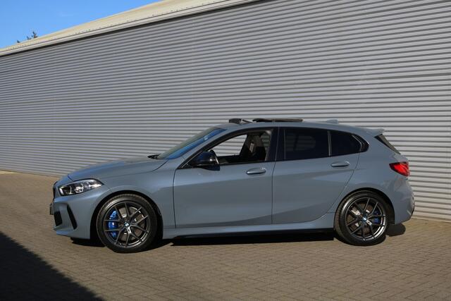 BMW 1-SERIE M135i xDrive High Executive (Panodak Sportleder/Memory Carplay HeadUp HarmanKardon Camera Keyless Full-Led PrivacyGlass)