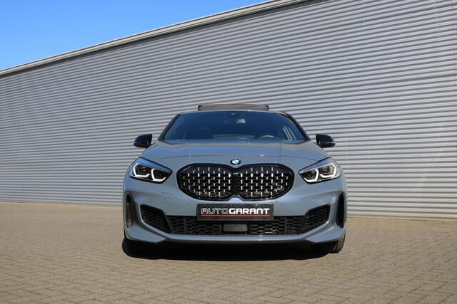BMW 1-SERIE M135i xDrive High Executive (Panodak Sportleder/Memory Carplay HeadUp HarmanKardon Camera Keyless Full-Led PrivacyGlass)